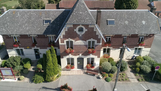 vue aérienne de la mairie d'Achiet-le-Grand